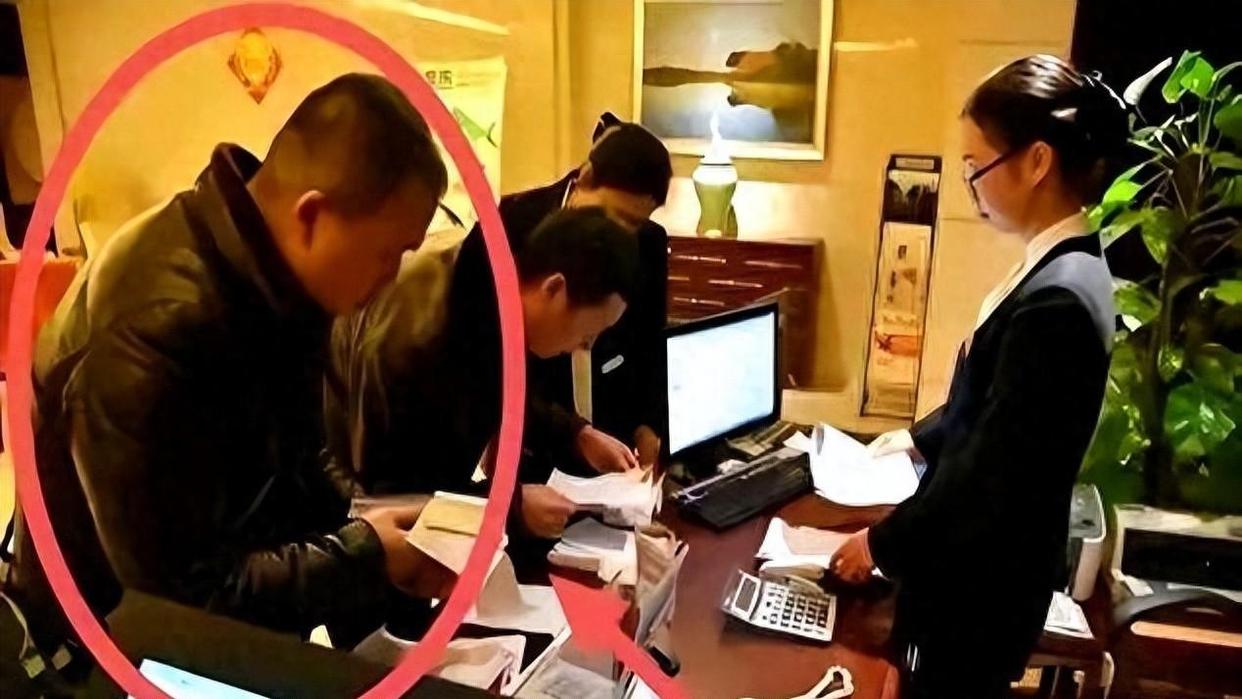 Họp lớp hết 116 triệu, cậu bạn cá biệt năm xưa đứng dậy trả tiền, nói một câu khiến tất cả đứng hình rồi lặng lẽ rời nhóm- Ảnh 2.