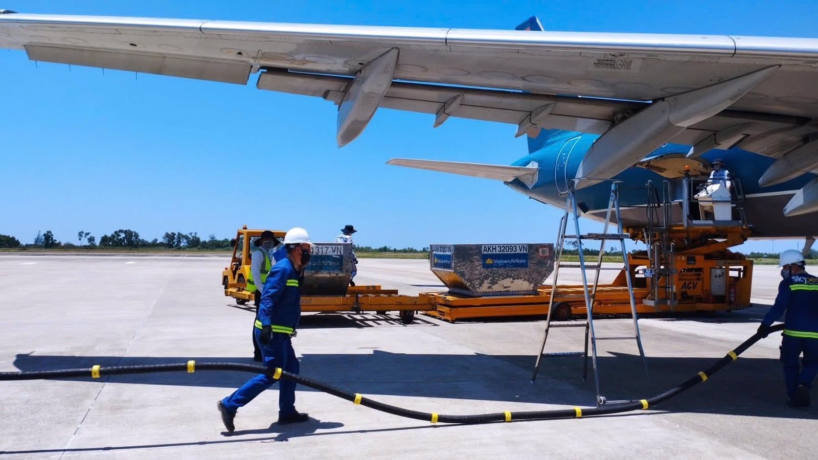 Hà Nội nóng 40 độ, sân đỗ sân bay chạm ngưỡng 78°C: Dân mạng xúc động trước những con người chỉ xuất hiện vài giây qua ô cửa máy bay- Ảnh 3.