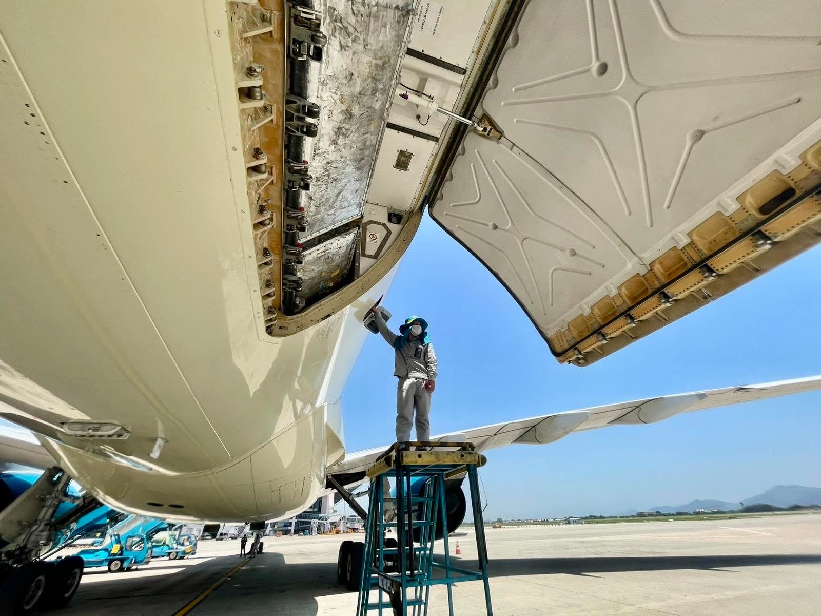 Hà Nội nóng 40 độ, sân đỗ sân bay chạm ngưỡng 78°C: Dân mạng xúc động trước những con người chỉ xuất hiện vài giây qua ô cửa máy bay- Ảnh 8.
