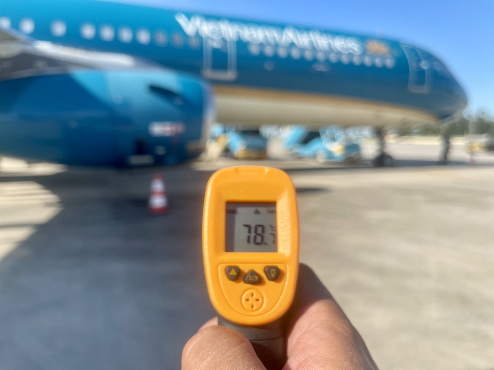 Hà Nội nóng 40 độ, sân đỗ sân bay chạm ngưỡng 78°C: Dân mạng xúc động trước những con người chỉ xuất hiện vài giây qua ô cửa máy bay- Ảnh 2.