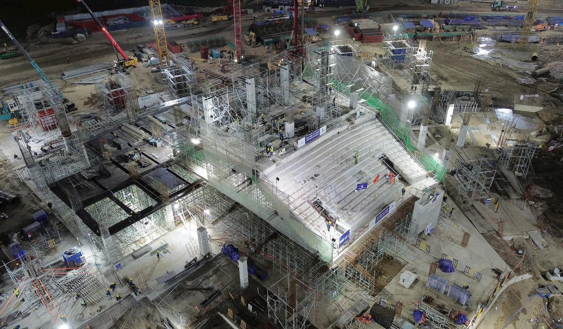 700.000m3 bê tông, 124.000 tấn thép, 5.000 người làm ngày đêm: Cận cảnh công trình kỷ lục TG mới của VN- Ảnh 8.