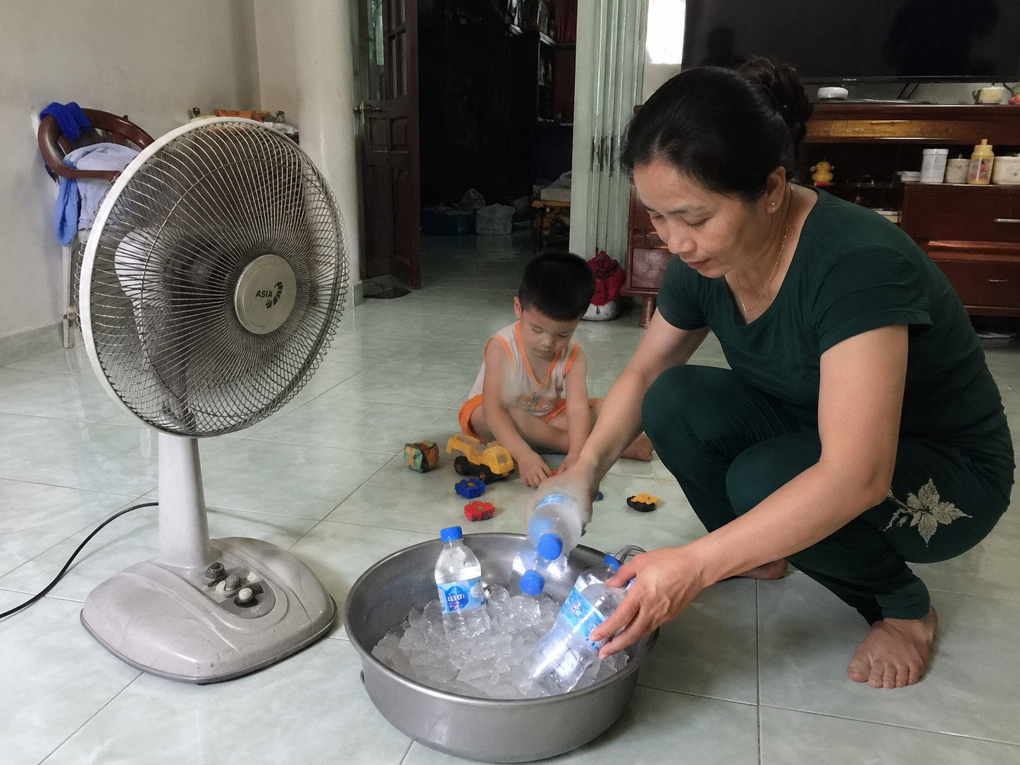 Người mẹ ở Hà Nội chia sẻ: Tôi đóng kín cửa từ 10h sáng và hóa đơn điện mùa hè giảm thấy rõ- Ảnh 2.