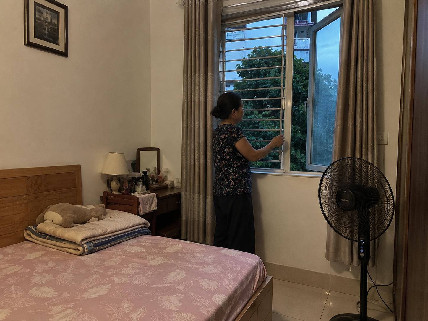 Người mẹ ở Hà Nội chia sẻ: Tôi đóng kín cửa từ 10h sáng và hóa đơn điện mùa hè giảm thấy rõ- Ảnh 4.