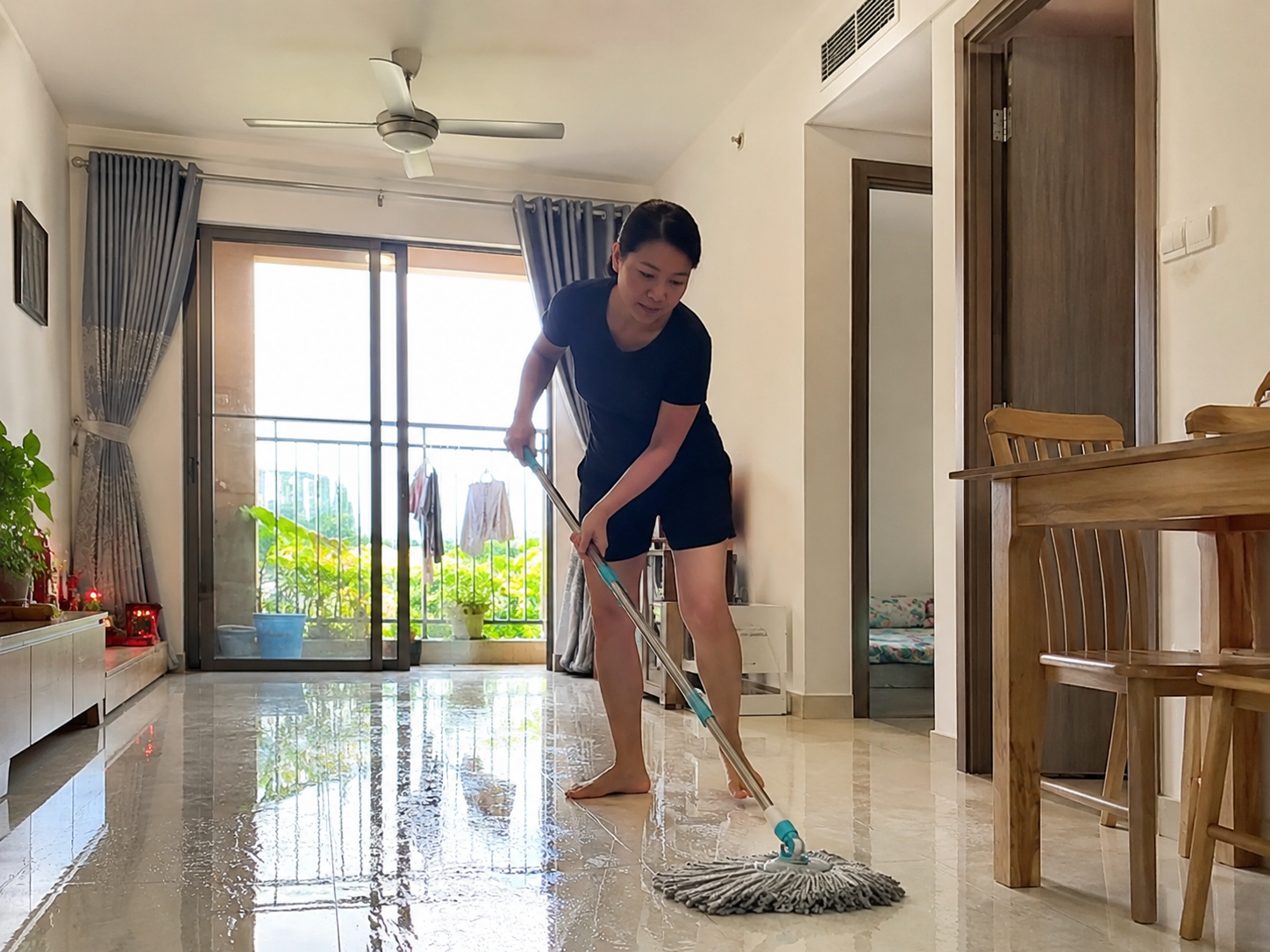 Vợ tôi chỉ dùng vài mẹo đơn giản mà căn phòng mát hẳn giữa ngày 38 độ: Có cách còn giúp điều hòa đỡ tốn điện- Ảnh 1.