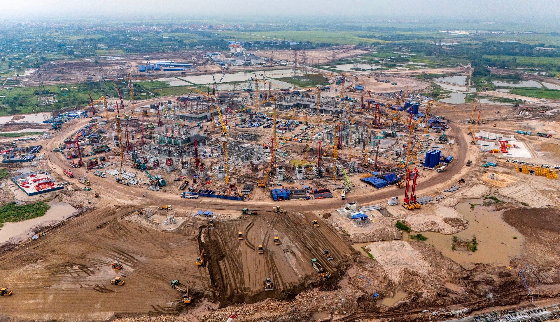 700.000m3 bê tông, 124.000 tấn thép, 5.000 người làm ngày đêm: Cận cảnh công trình kỷ lục TG mới của VN- Ảnh 4.