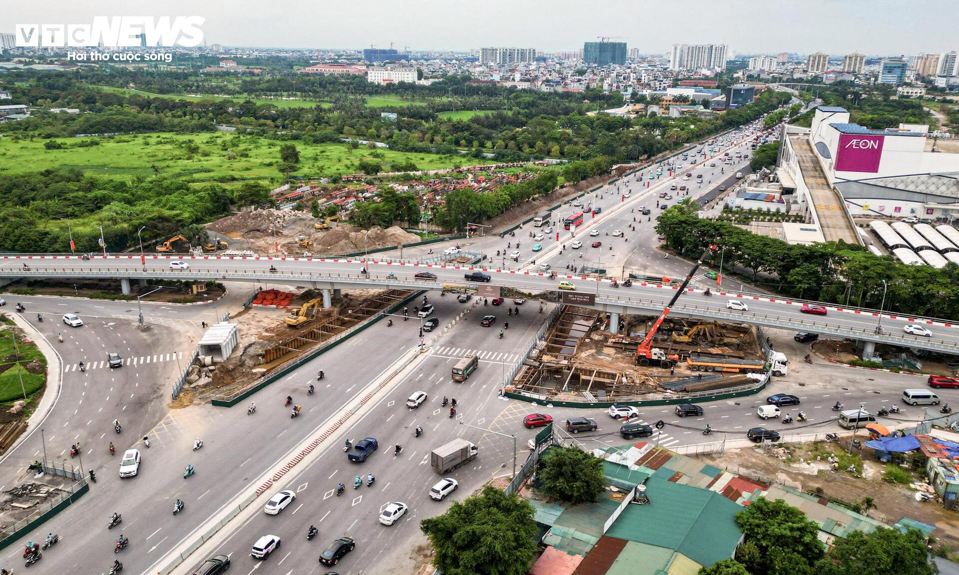 Công trường hầm chui gần 750 tỷ đồng dưới nút giao đông đúc phía Đông Hà Nội- Ảnh 1.