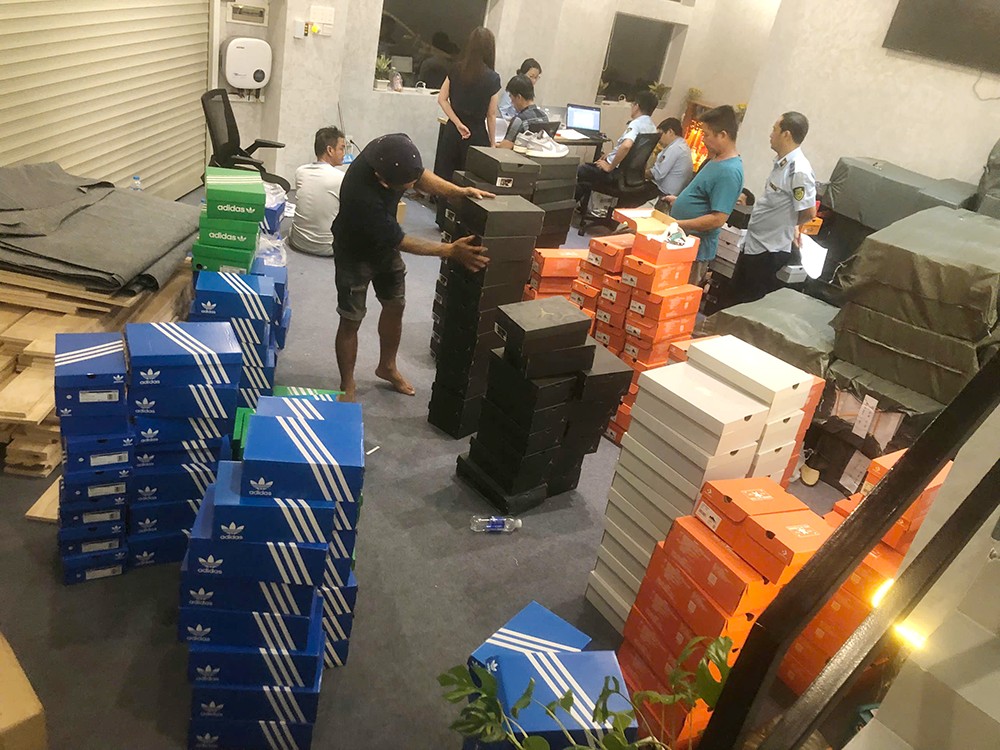 Phát hiện lượng lớn hàng giả nhãn hiệu nổi tiếng tại TPHCM- Ảnh 2. Phát hiện lượng lớn hàng giả nhãn hiệu nổi tiếng tại TPHCM- Ảnh 2.