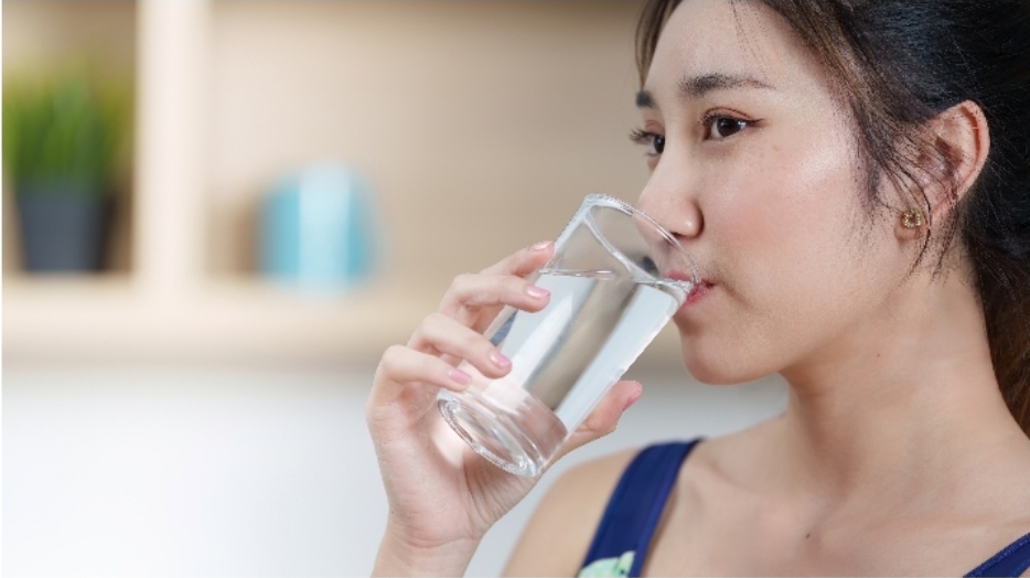 Giữa những ngày nắng nóng đỉnh điểm, tôi vẫn "sống khỏe" nhờ 4 cách làm mát tự nhiên này, tối ngủ ngon mà không cần dùng điều hòa nhiều- Ảnh 2.