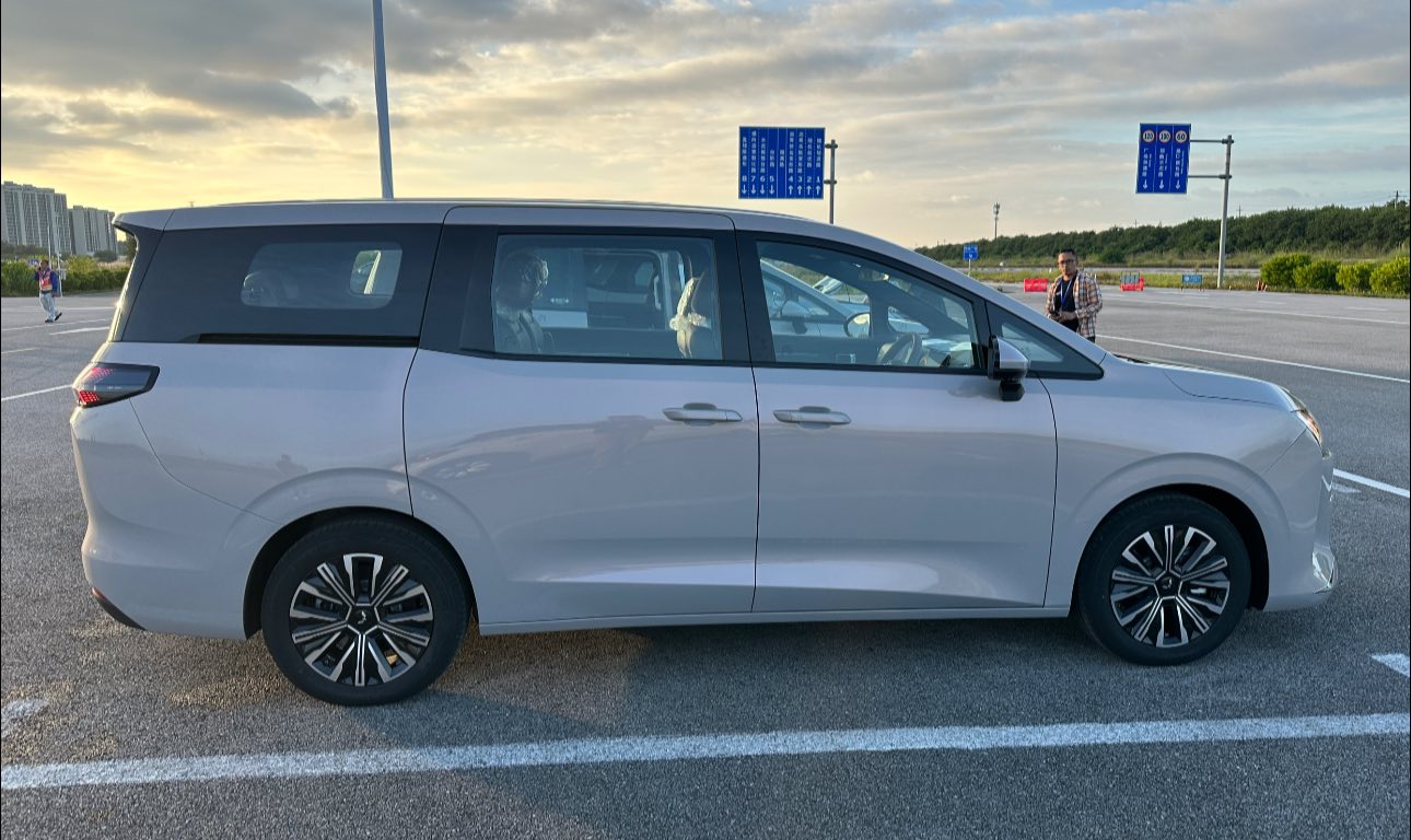 Wuling Darion - MPV mới giá dự kiến hơn 700 triệu đồng tại Việt Nam: Lớn hơn Innova Cross, cửa lùa như Carnival, chạy 500km/sạc - Ảnh 4.