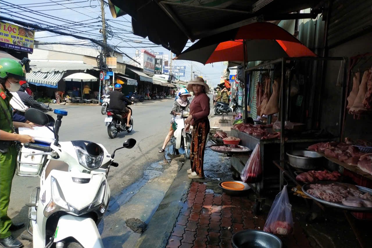 Xử lý lấn chiếm lòng đường, vỉa hè: Làm nghiêm và tạo sinh kế cho người dân- Ảnh 6. Xử lý lấn chiếm lòng đường, vỉa hè: Làm nghiêm và tạo sinh kế cho người dân- Ảnh 6.