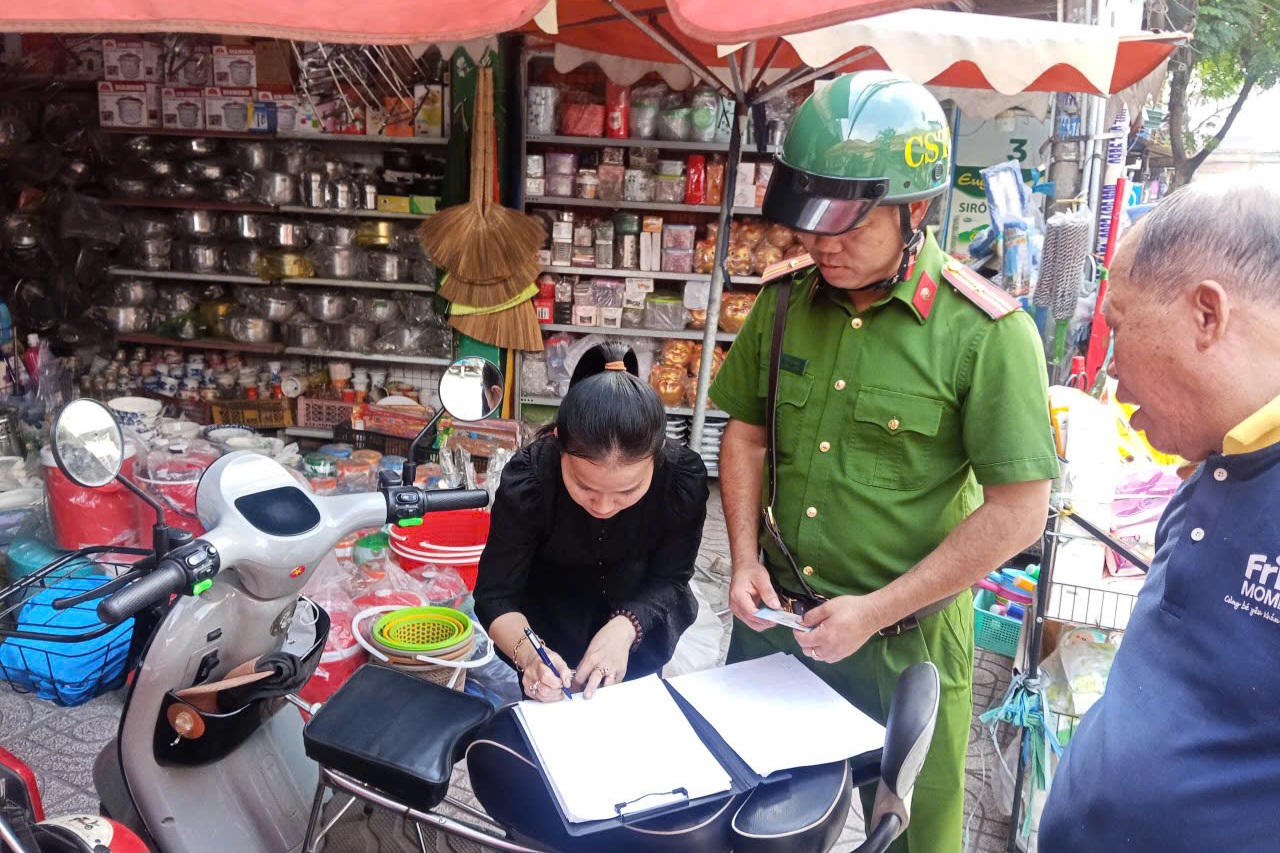 Xử lý lấn chiếm lòng đường, vỉa hè: Làm nghiêm và tạo sinh kế cho người dân- Ảnh 2. Xử lý lấn chiếm lòng đường, vỉa hè: Làm nghiêm và tạo sinh kế cho người dân- Ảnh 2.
