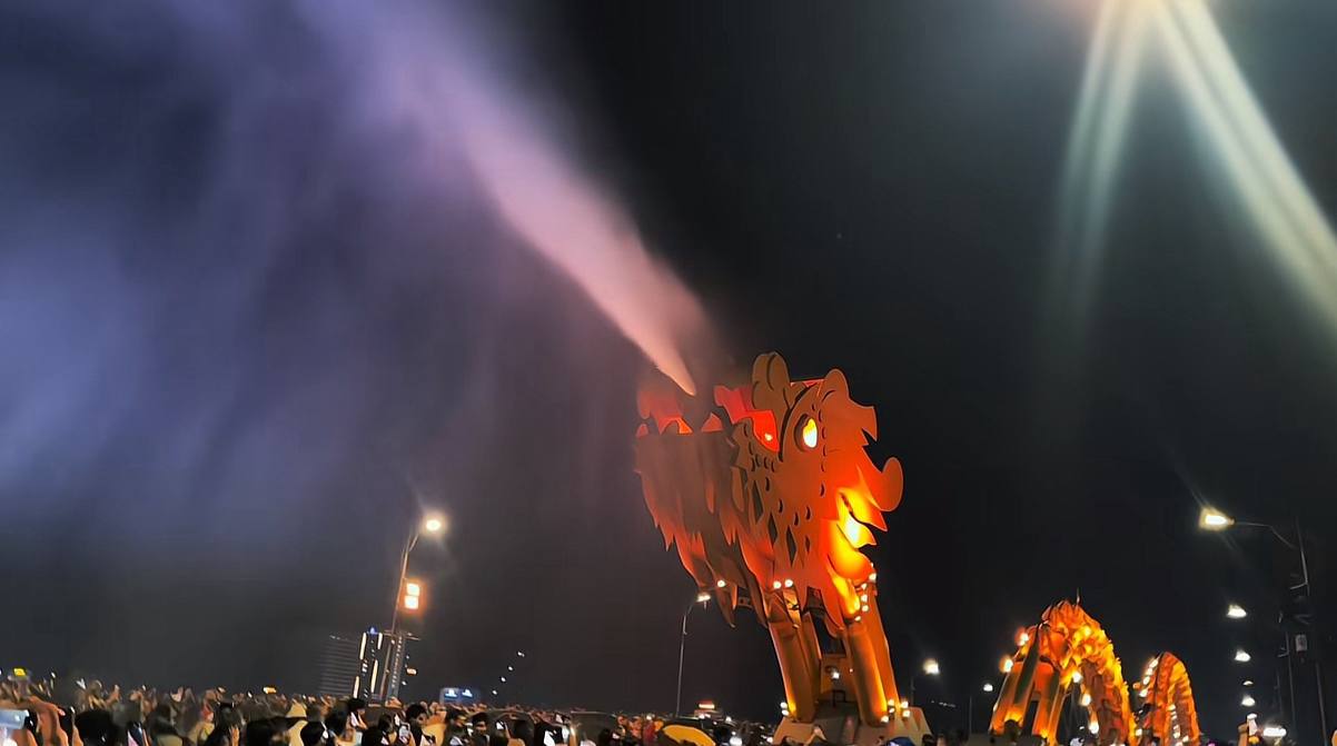 Có 1 nơi ở Đà Nẵng cuối tuần nào cũng kẹt xe, ai cũng tình nguyện đứng im để bị ướt từ đầu đến chân- Ảnh 2.