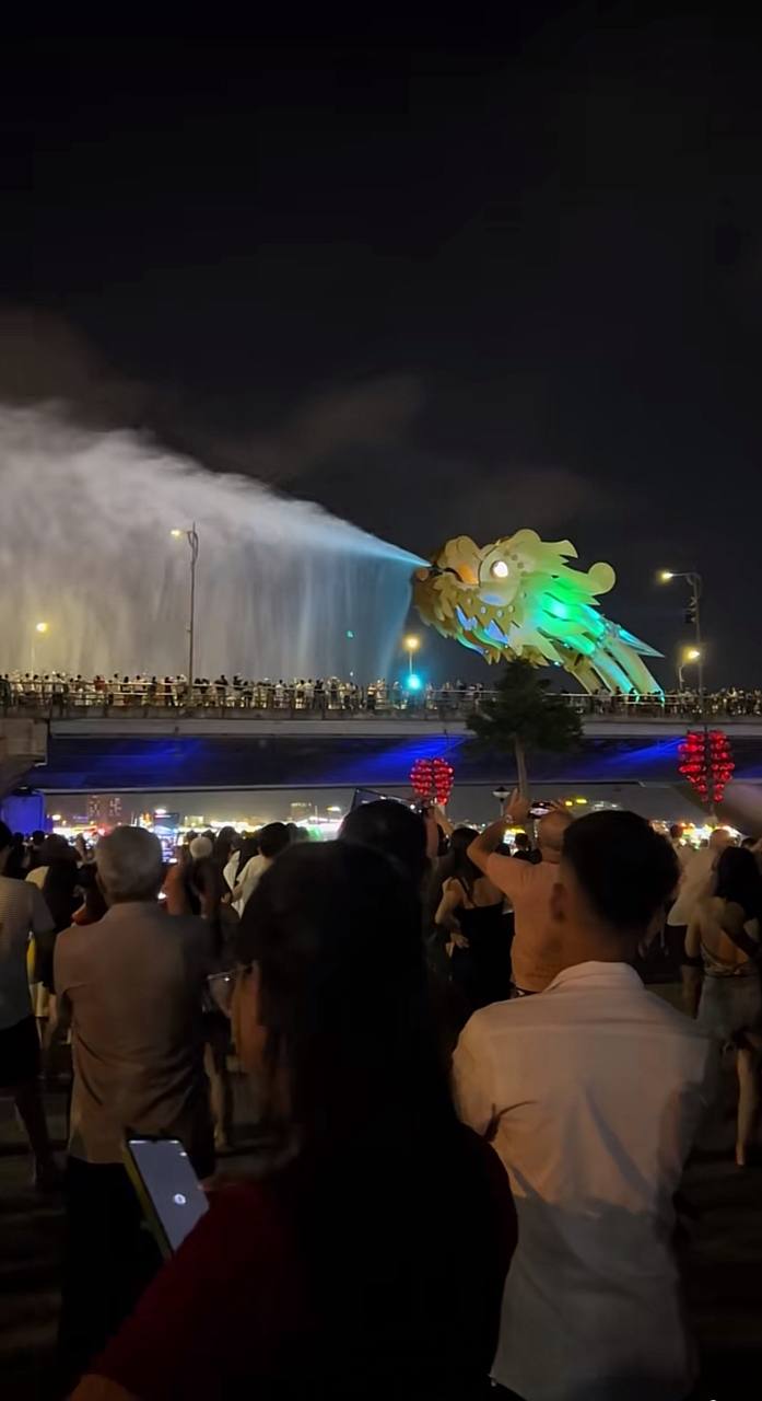Có 1 nơi ở Đà Nẵng cuối tuần nào cũng kẹt xe, ai cũng tình nguyện đứng im để bị ướt từ đầu đến chân- Ảnh 10.