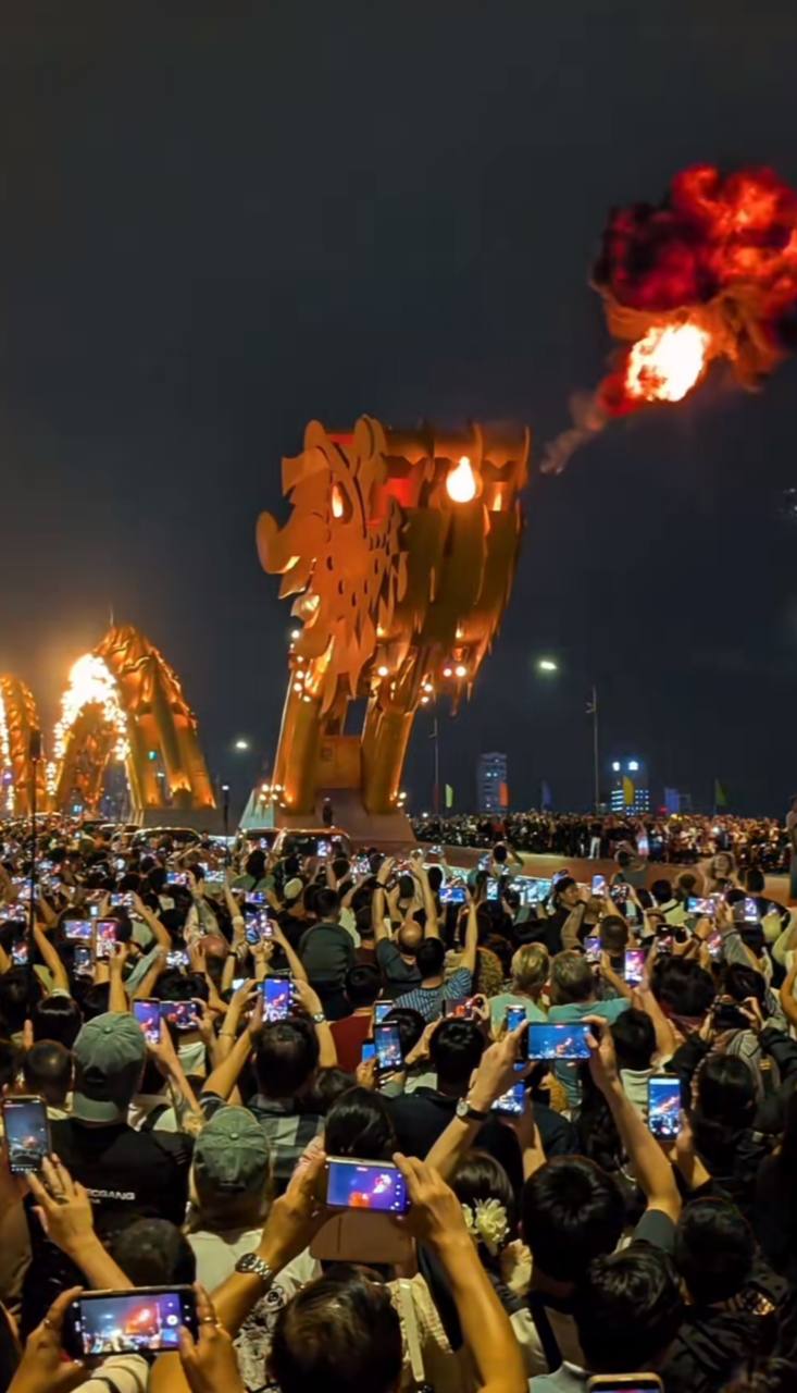 Có 1 nơi ở Đà Nẵng cuối tuần nào cũng kẹt xe, ai cũng tình nguyện đứng im để bị ướt từ đầu đến chân- Ảnh 1.