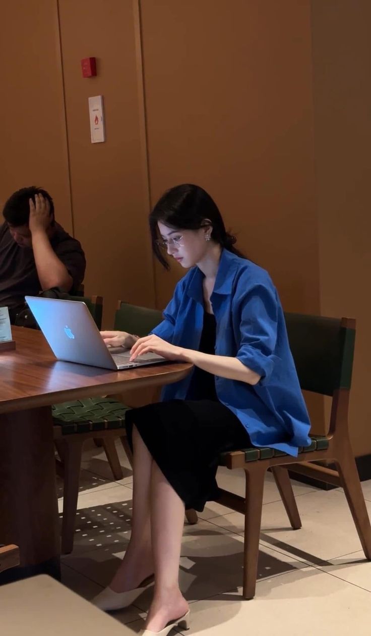 Một thế hệ đi làm nhưng chưa bao giờ thật sự tan làm - Ảnh 1.