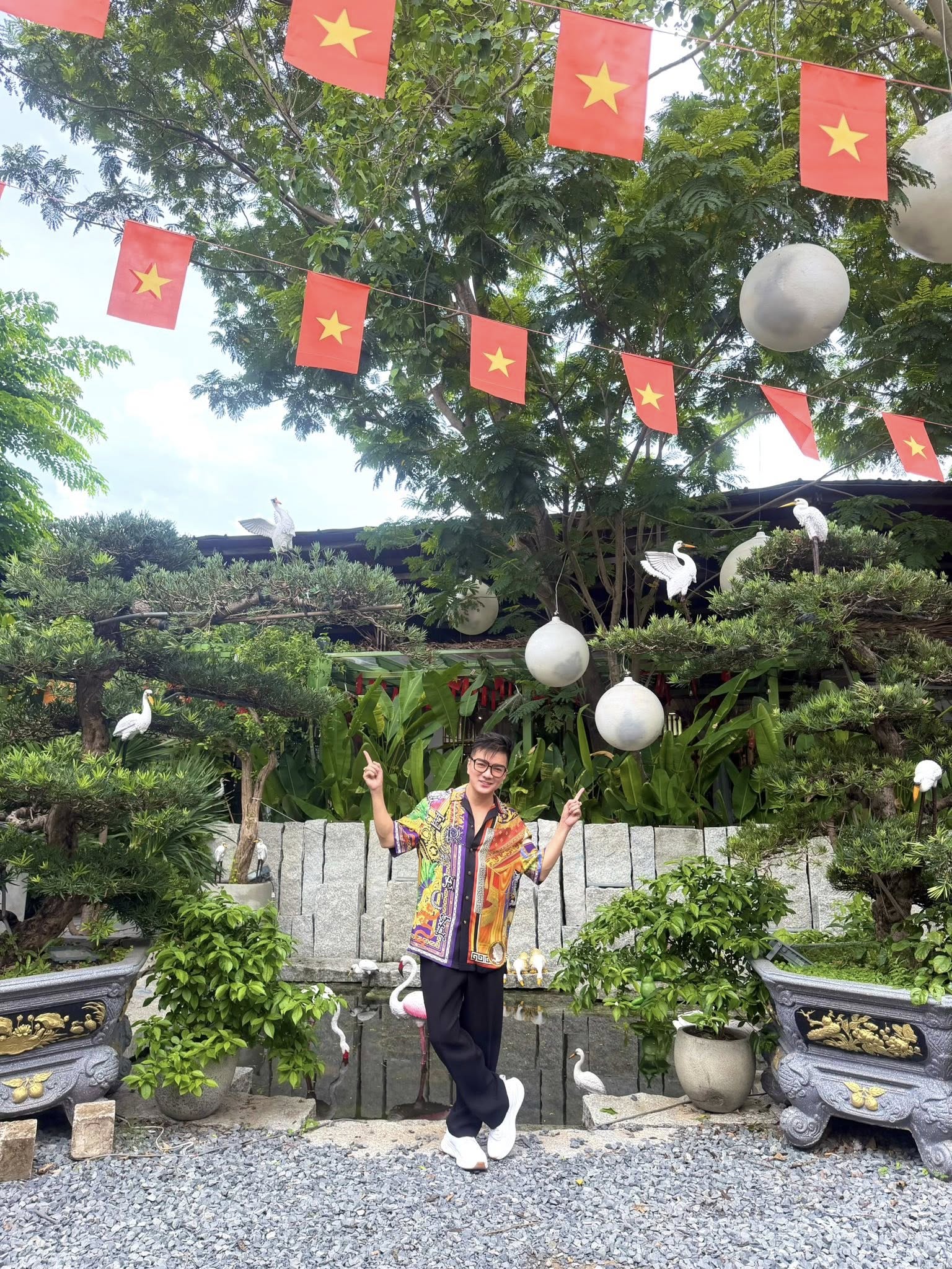 Hai "ông hoàng nhạc Việt" đình đám đi bán cà phê ở tuổi 50: Ở vậy sau ly hôn, chỉ lo làm ăn, chăm con - Ảnh 2.