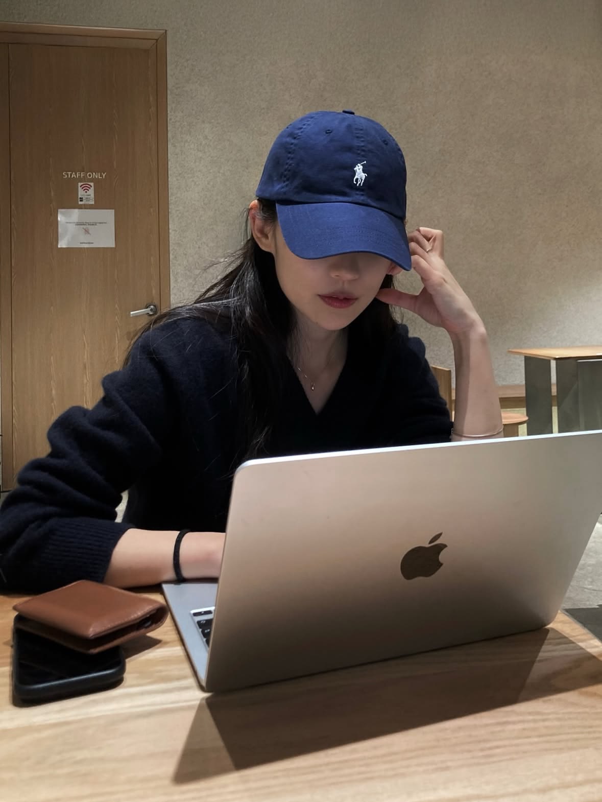 Một thế hệ đi làm nhưng chưa bao giờ thật sự tan làm - Ảnh 2.