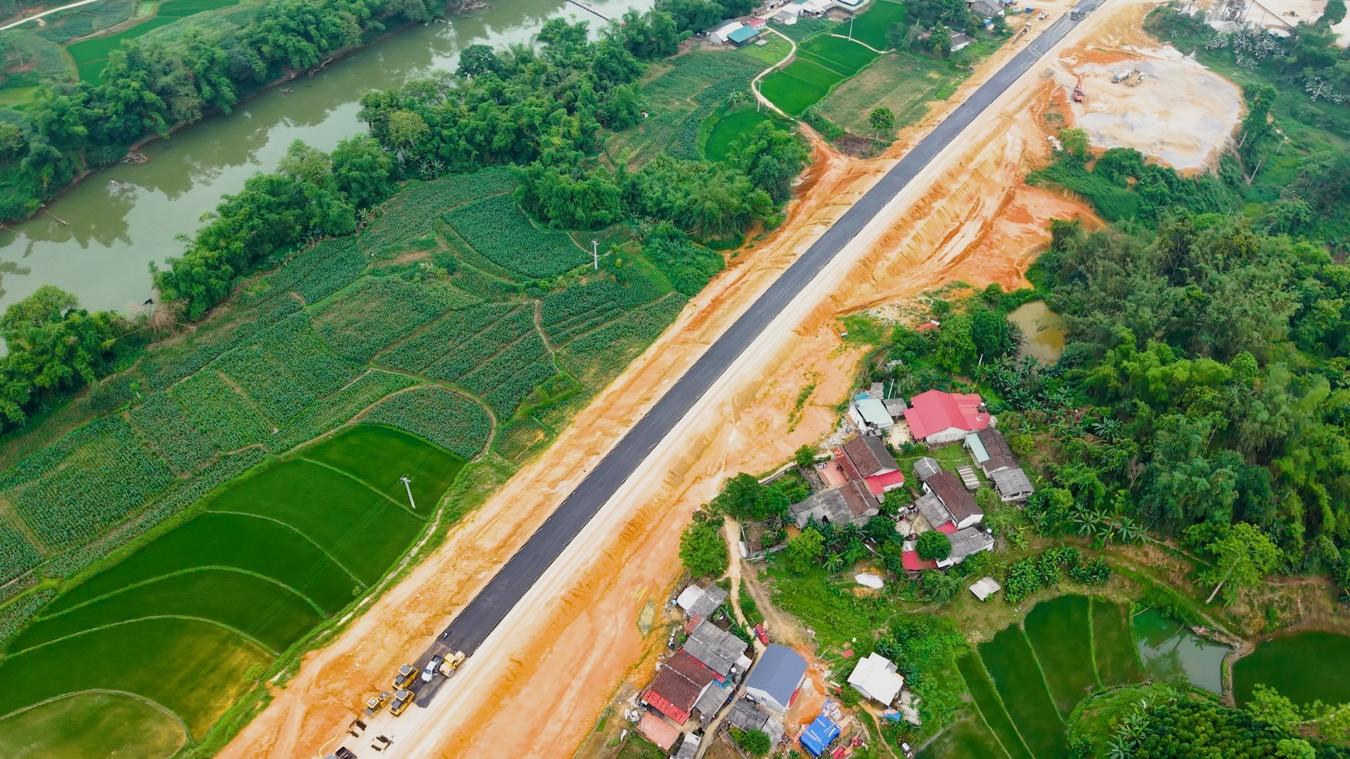 Trước ngày 5/6, tuyến cao tốc gần 23.000 tỷ đồng thách thức bậc nhất cả nước phải hoàn thành dứt điểm việc này- Ảnh 2. Trước ngày 5/6, tuyến cao tốc gần 23.000 tỷ đồng thách thức bậc nhất cả nước phải hoàn thành dứt điểm việc này- Ảnh 2.