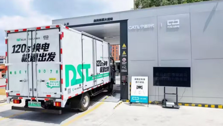 Láng giềng Việt Nam ra mắt hệ sinh thái đổi pin cho xe điện bỏ xa cả thế giới: Xe tải đổi pin chỉ mất 120 giây, sẽ lắp 140 trạm trong năm nay- Ảnh 1.