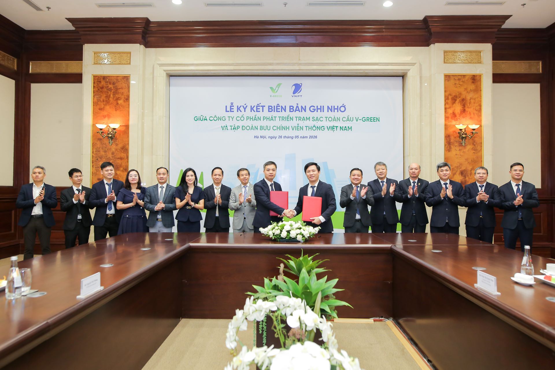 Tỷ phú Phạm Nhật Vượng tăng tốc hạ tầng xe điện: V-Green bắt tay VNPT triển khai hàng nghìn tủ đổi pin - Ảnh 1.