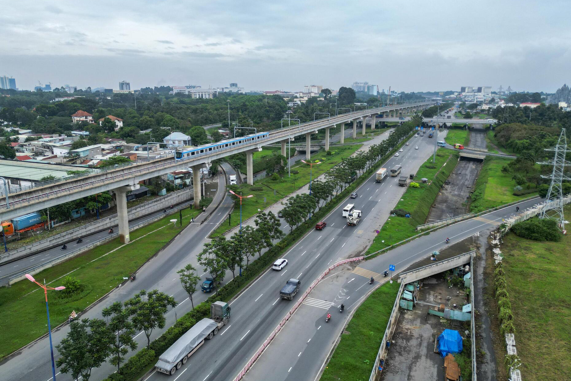 Phó Chủ tịch TPHCM chỉ đạo tháo gỡ ngay vướng mắc dự án xa lộ Hà Nội - Ảnh 1.