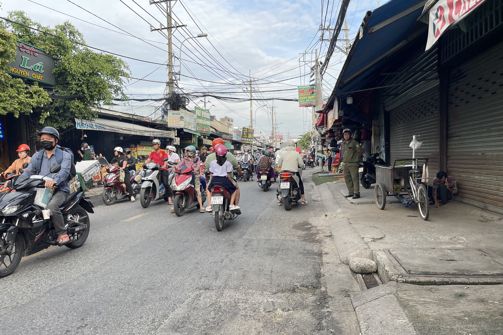 Xử lý lấn chiếm lòng đường, vỉa hè: Làm nghiêm và tạo sinh kế cho người dân- Ảnh 1. Xử lý lấn chiếm lòng đường, vỉa hè: Làm nghiêm và tạo sinh kế cho người dân- Ảnh 1.