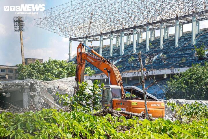 Cận cảnh tháo dỡ sân vận động Chi Lăng sau 12 năm vướng đại án- Ảnh 1.