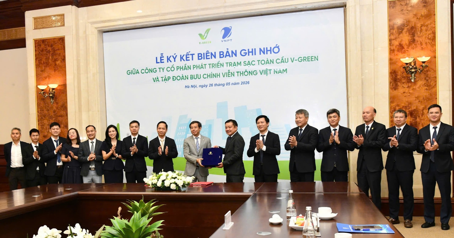 Tỷ phú Phạm Nhật Vượng tăng tốc hạ tầng xe điện: V-Green bắt tay VNPT triển khai hàng nghìn tủ đổi pin - Ảnh 2.