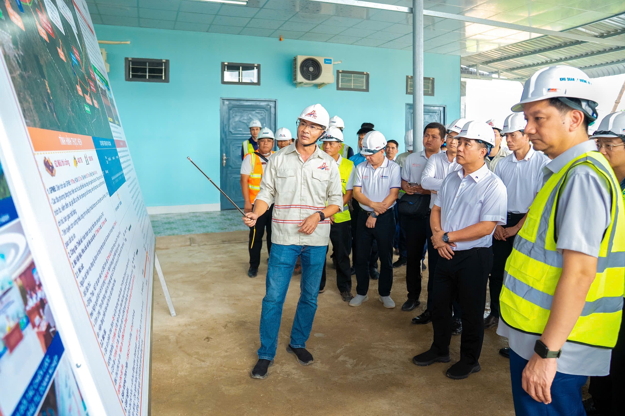 Nếu nhà thầu Trung Quốc thi công chậm, sẽ cắt giảm khối lượng để giao cho doanh nghiệp Việt Nam: Chủ tịch Đèo Cả thẳng thắn tại dự án cao tốc 36.100 tỷ đồng - Ảnh 1.