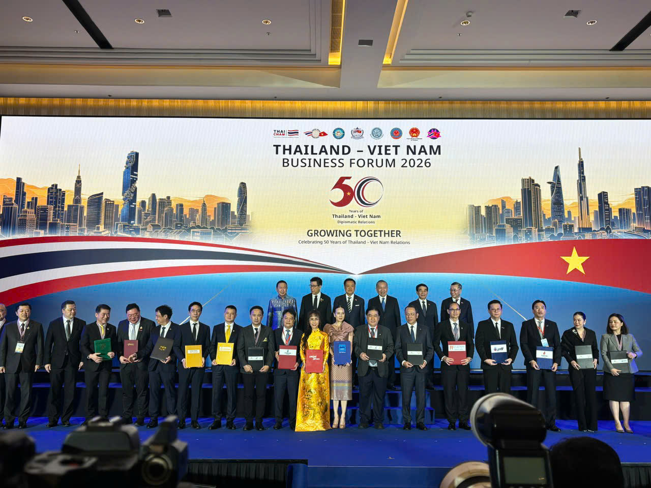 B.GRIMM Power và PV Power ký thỏa thuận hợp tác phát triển LNG Vũng Áng III hơn 50.000 tỷ đồng - Ảnh 1.