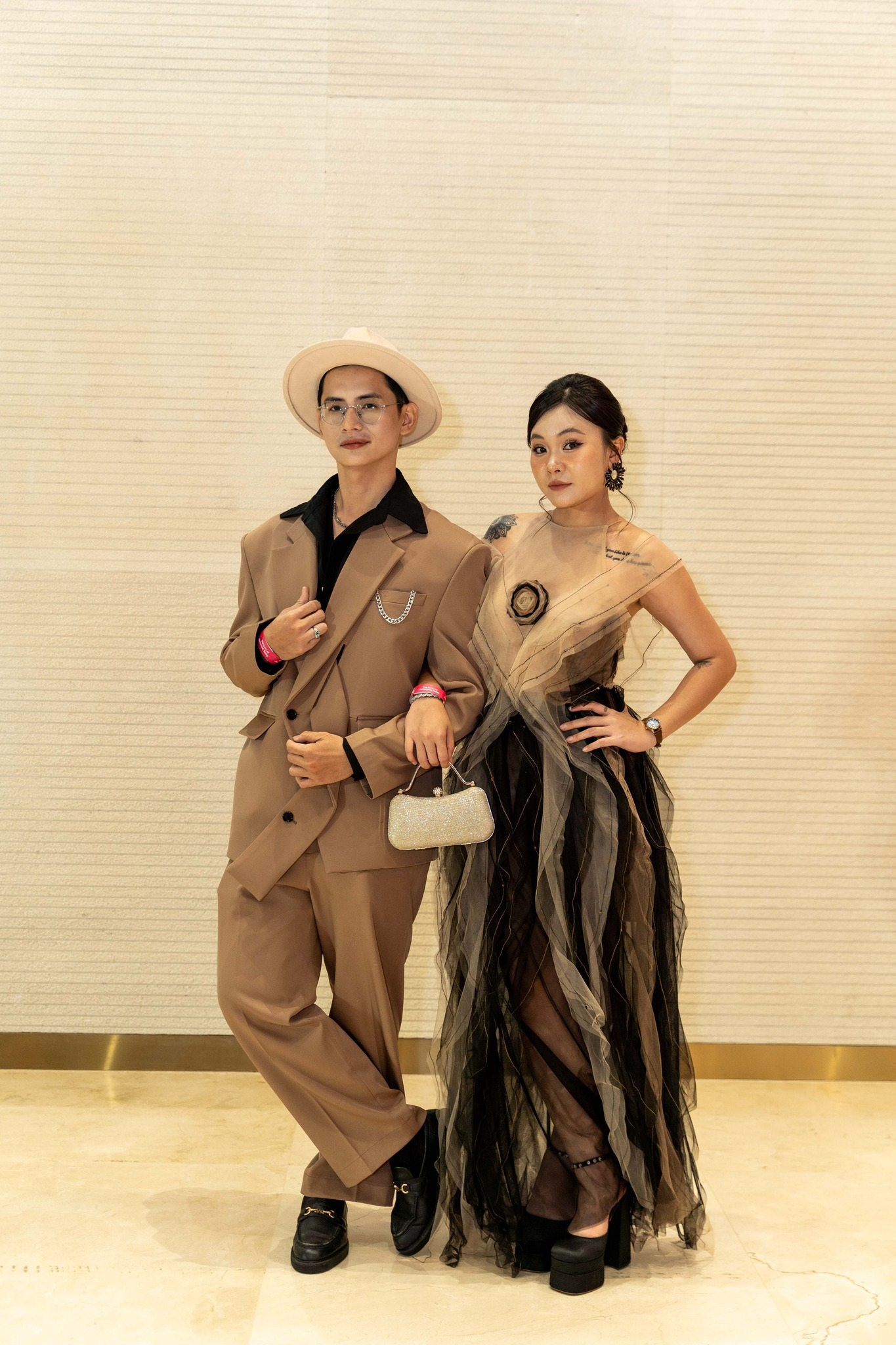 Cô dâu, chú rể thay nghi thức cắt bánh kem bằng ăn cơm tấm sườn nướng ngay trên sân khấu cưới: Bất ngờ danh tính 2 nhân vật chính- Ảnh 3.