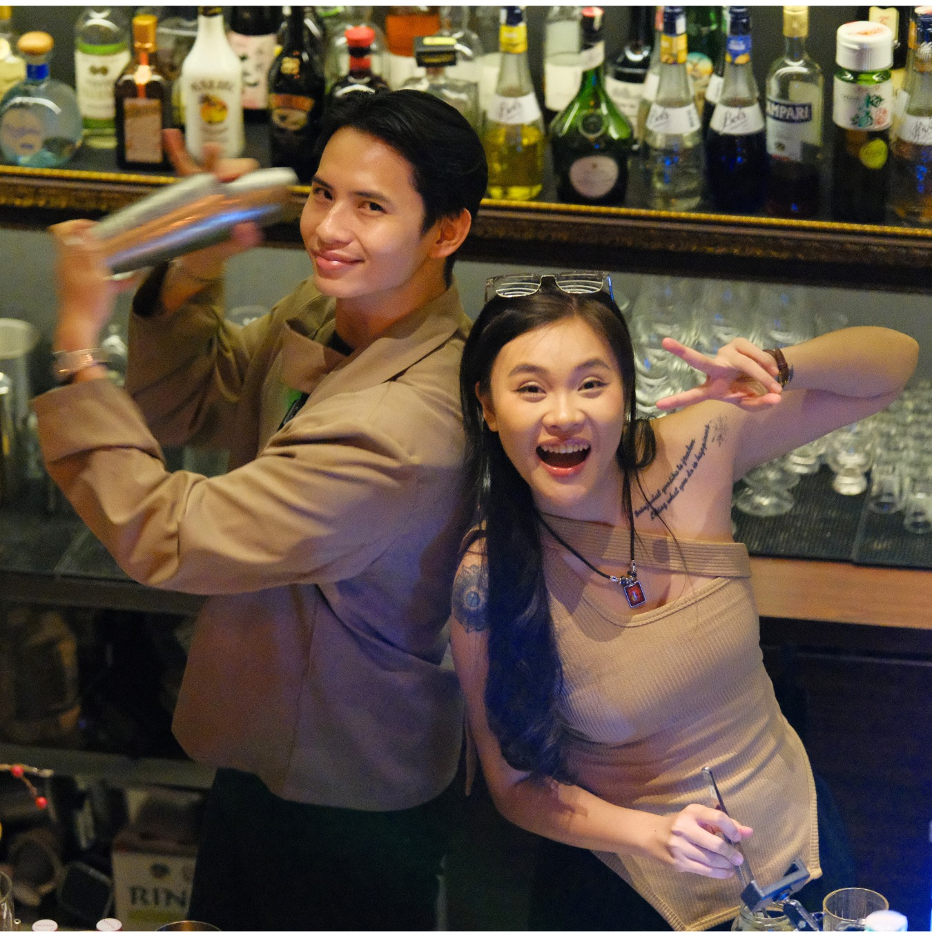 Cô dâu, chú rể thay nghi thức cắt bánh kem bằng ăn cơm tấm sườn nướng ngay trên sân khấu cưới: Bất ngờ danh tính 2 nhân vật chính- Ảnh 4.
