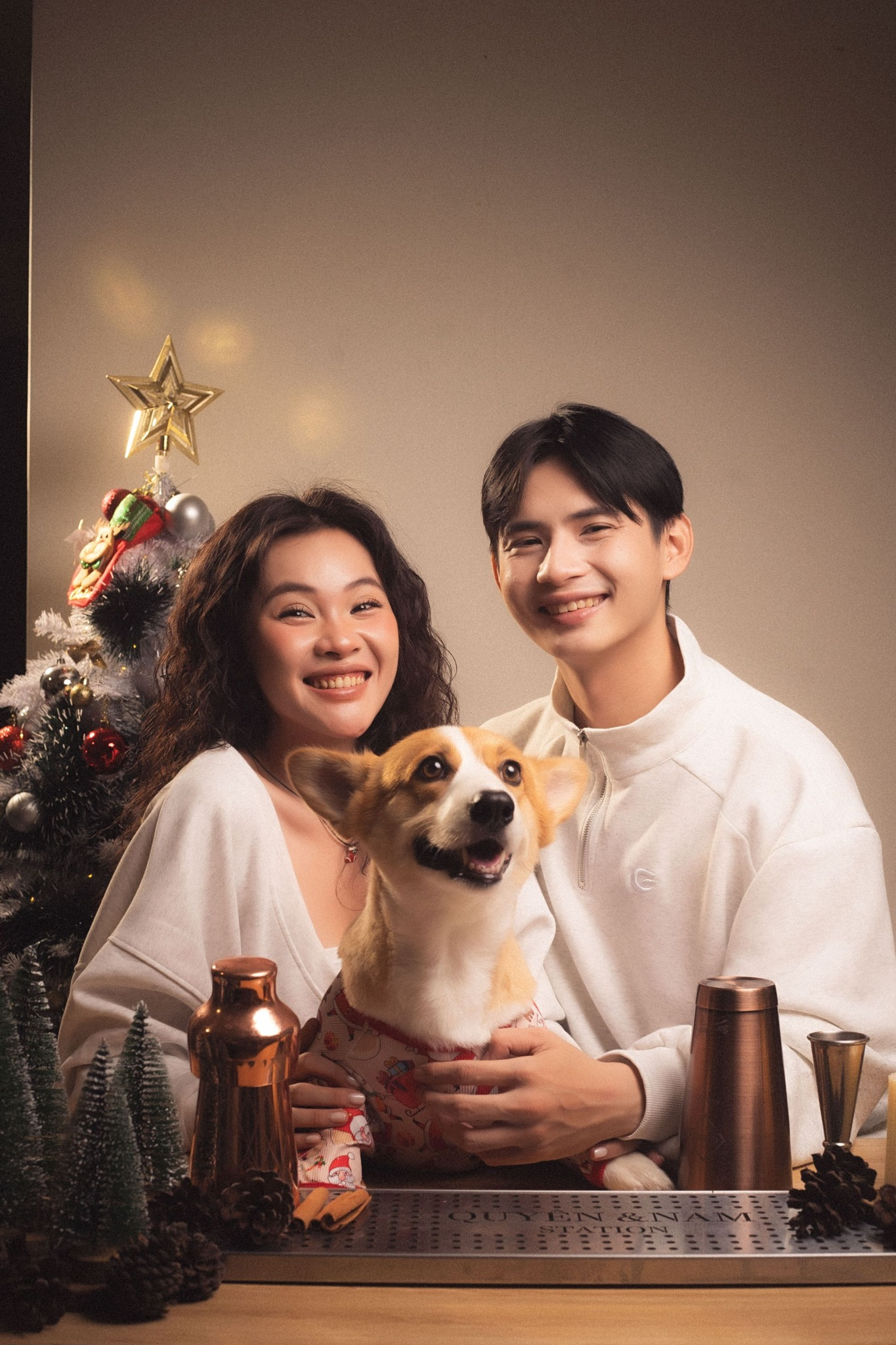 Cô dâu, chú rể thay nghi thức cắt bánh kem bằng ăn cơm tấm sườn nướng ngay trên sân khấu cưới: Bất ngờ danh tính 2 nhân vật chính- Ảnh 6.