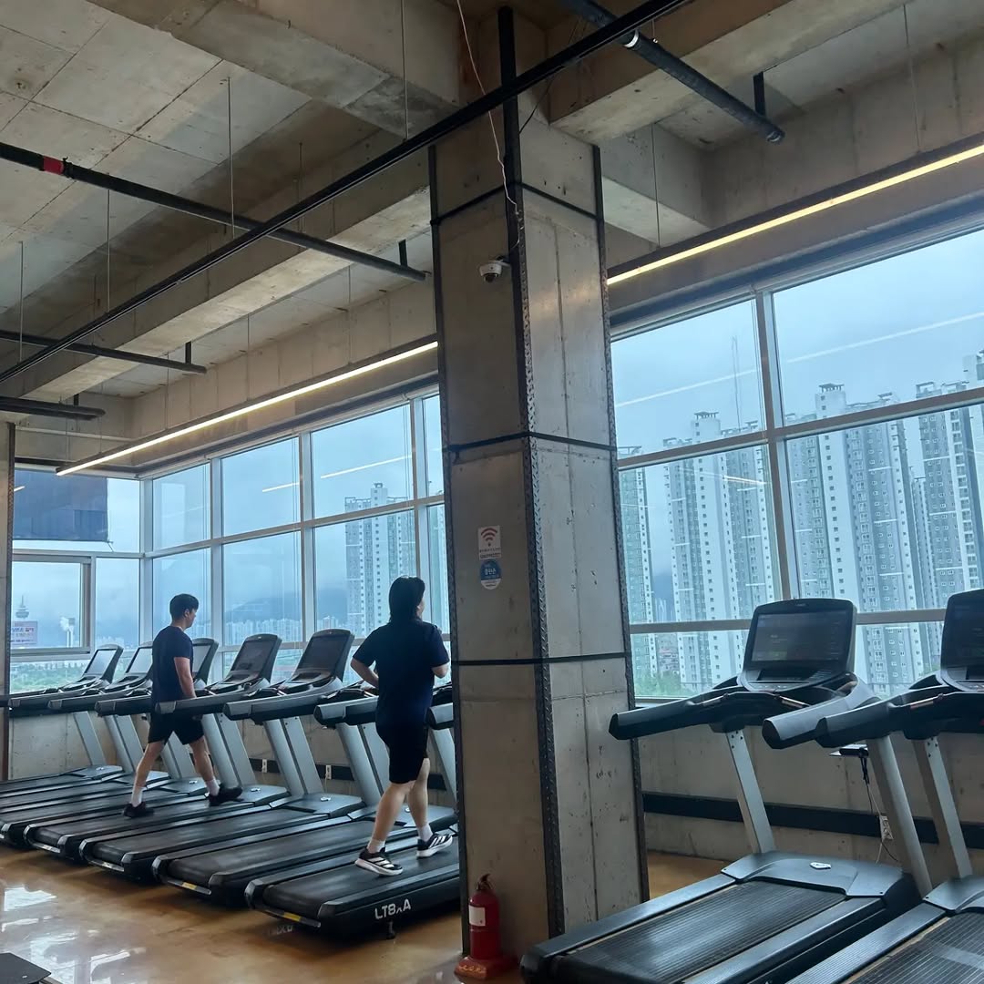 “Nghèo thời gian”, dân văn phòng biến 1 tiếng nghỉ trưa thành khung giờ vàng: Đi tập gym, đi học thêm thay vì ngủ gục trên bàn- Ảnh 1.