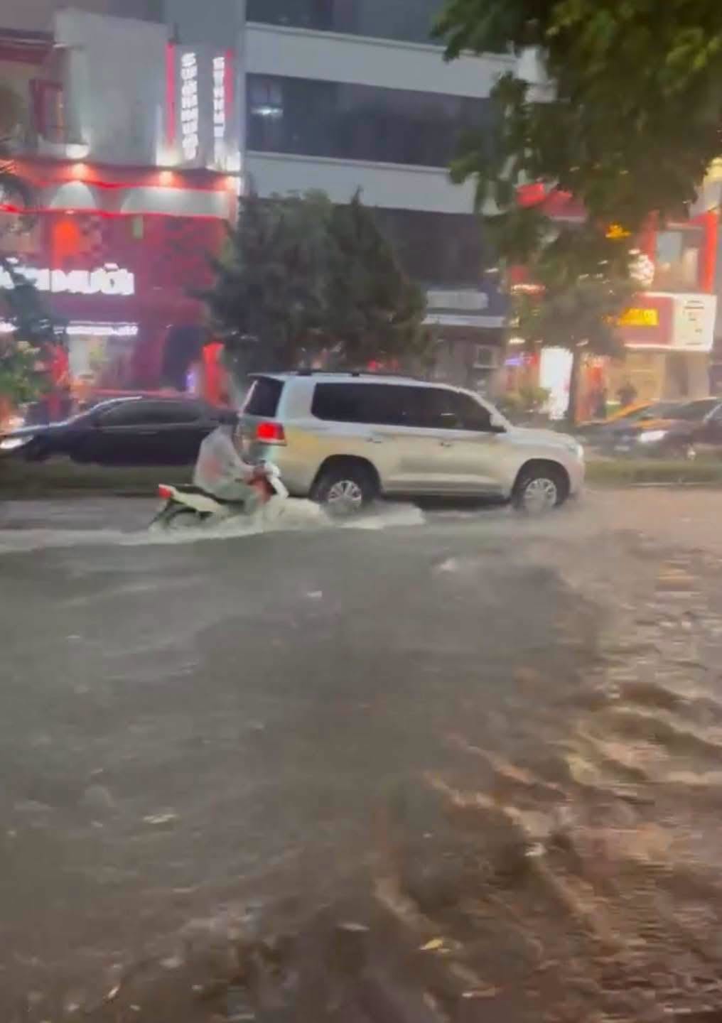 "Mưa vàng" giải nhiệt chưa dứt, người dân Hà Nội đã chật vật dắt xe, lội nước - Ảnh 20. "Mưa vàng" giải nhiệt chưa dứt, người dân Hà Nội đã chật vật dắt xe, lội nước - Ảnh 20.