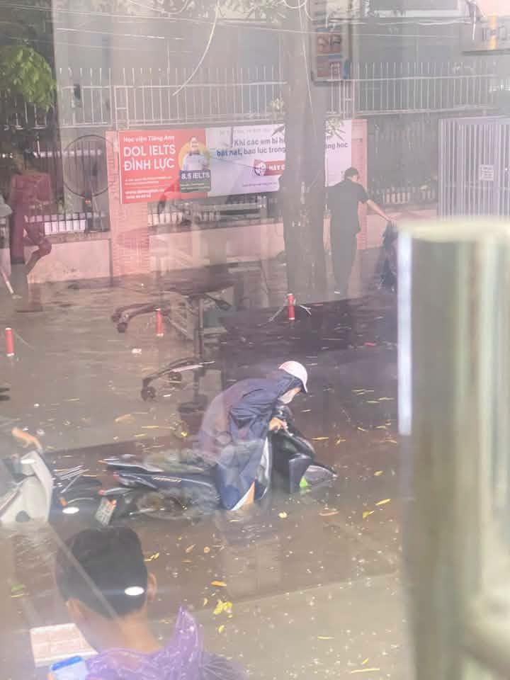 "Mưa vàng" giải nhiệt chưa dứt, người dân Hà Nội đã chật vật dắt xe, lội nước - Ảnh 19. "Mưa vàng" giải nhiệt chưa dứt, người dân Hà Nội đã chật vật dắt xe, lội nước - Ảnh 19.