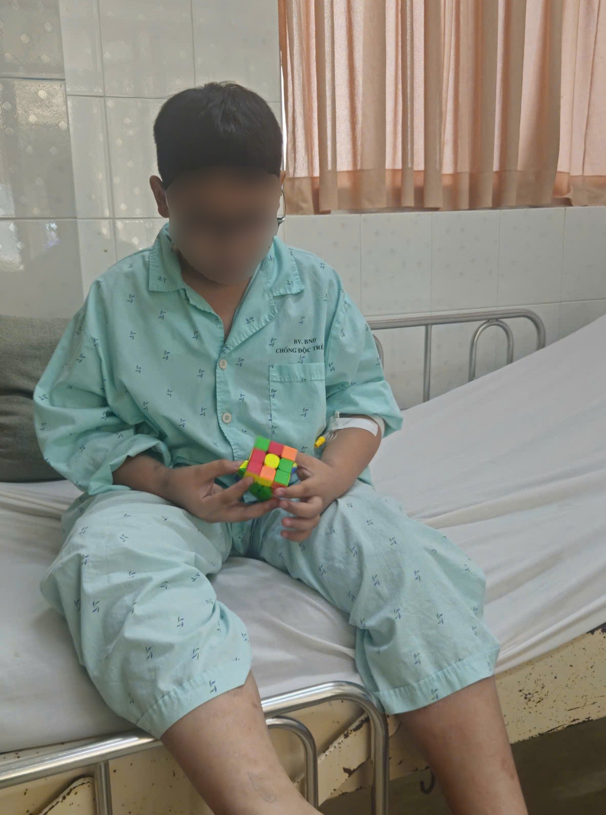 Bé trai 13 tuổi phải thở máy 3 ngày do nhiễm não mô cầu nặng: Bố mẹ hối hận vì không làm 1 việc- Ảnh 2. Bé trai 13 tuổi phải thở máy 3 ngày do nhiễm não mô cầu nặng: Bố mẹ hối hận vì không làm 1 việc- Ảnh 2.