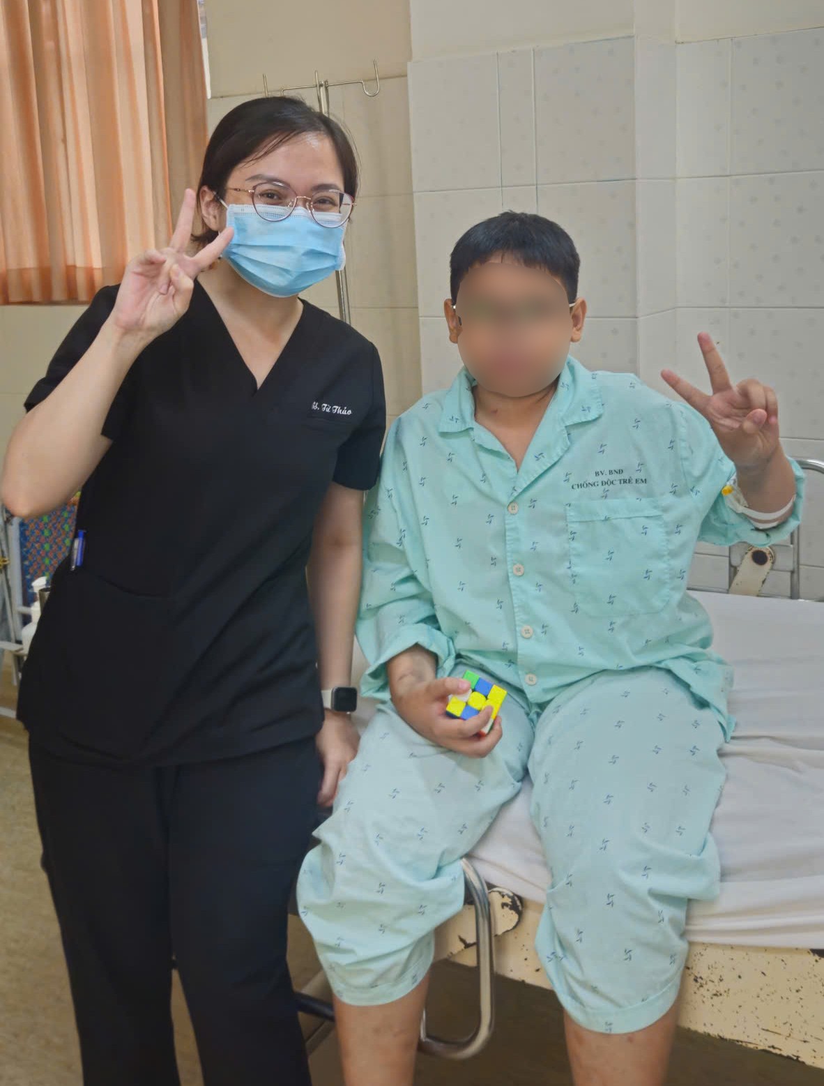Bé trai 13 tuổi phải thở máy 3 ngày do nhiễm não mô cầu nặng: Bố mẹ hối hận vì không làm 1 việc- Ảnh 3. Bé trai 13 tuổi phải thở máy 3 ngày do nhiễm não mô cầu nặng: Bố mẹ hối hận vì không làm 1 việc- Ảnh 3.