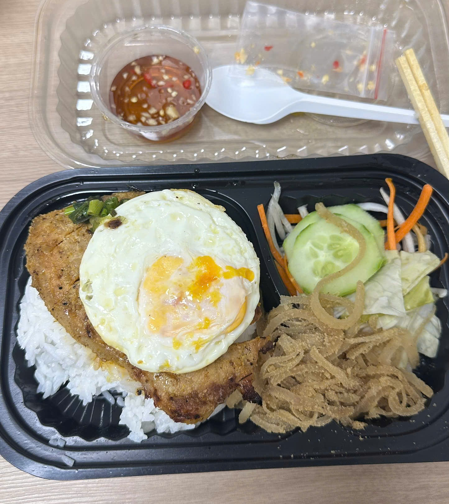 Nắng nóng đỉnh điểm, người bán hàng cũng "vừa bán vừa run": Cảnh giác với loạt món ăn đường phố dễ thành "nguy cơ ngộ độc"- Ảnh 3.