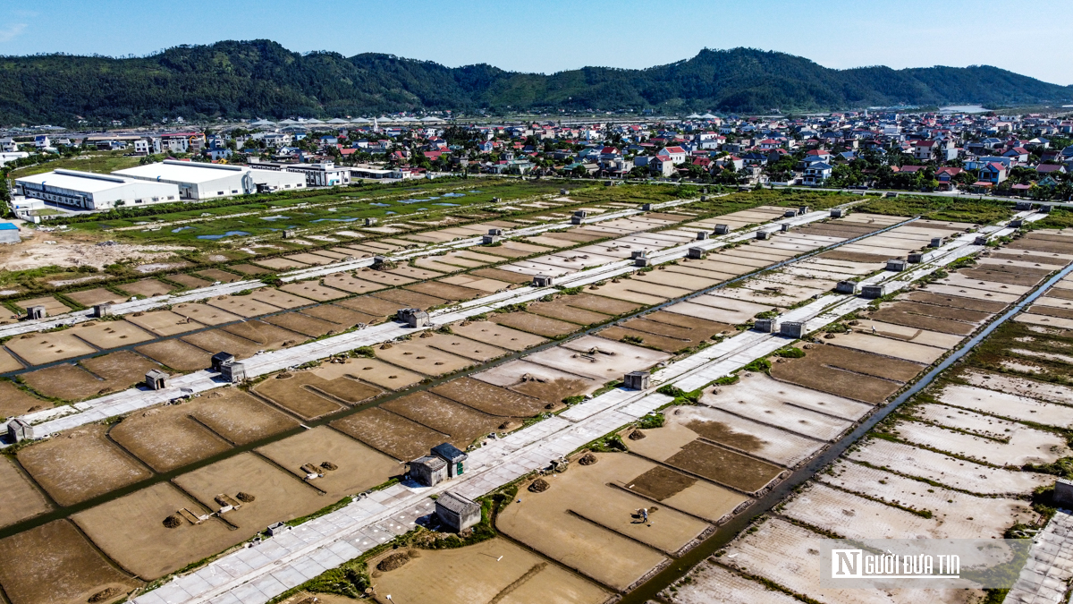 Diêm dân "rang mình" dưới nắng 40 độ, đổi lấy hơn 200 nghìn đồng mỗi ngày- Ảnh 1.