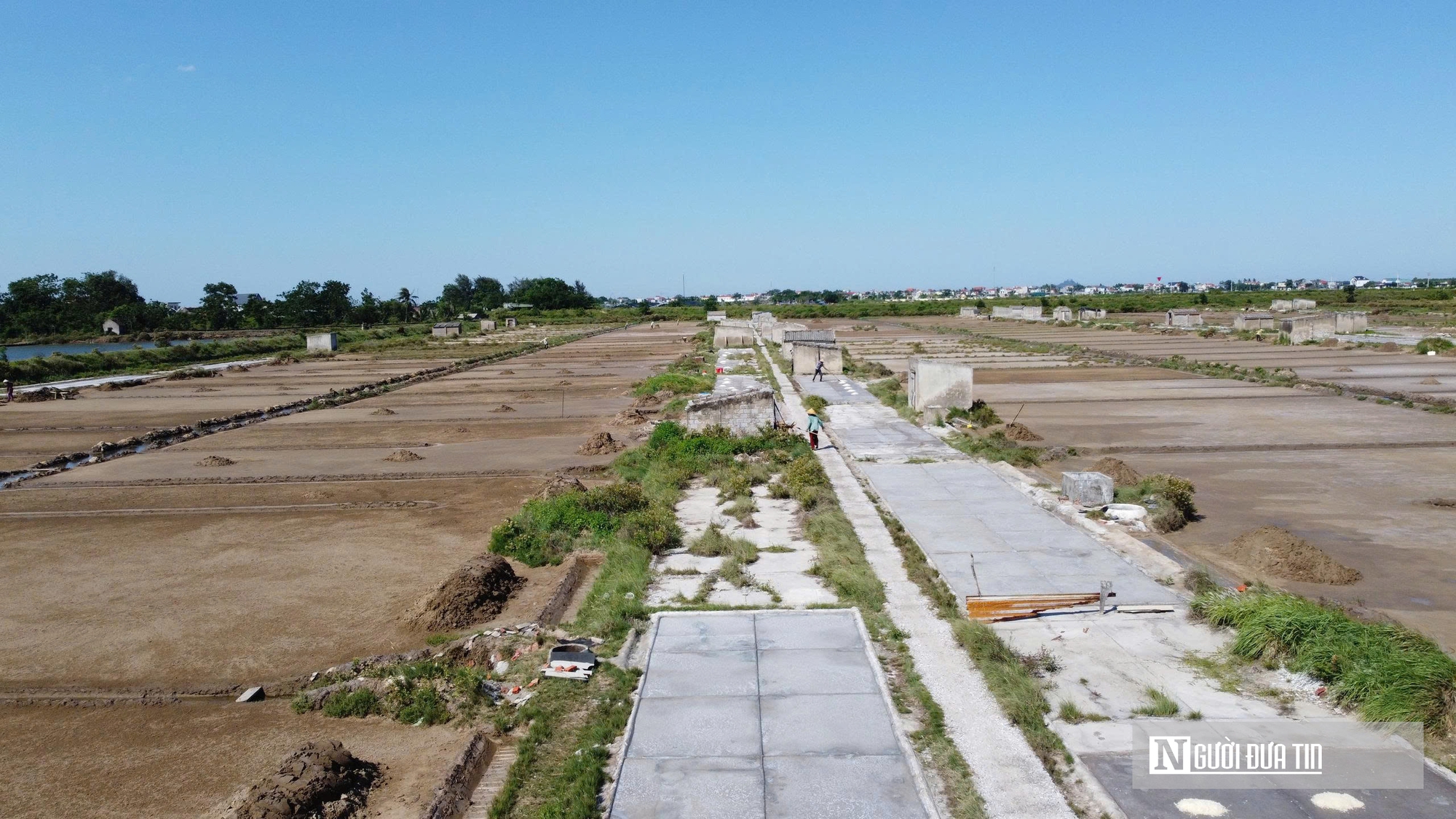 Diêm dân "rang mình" dưới nắng 40 độ, đổi lấy hơn 200 nghìn đồng mỗi ngày- Ảnh 2.