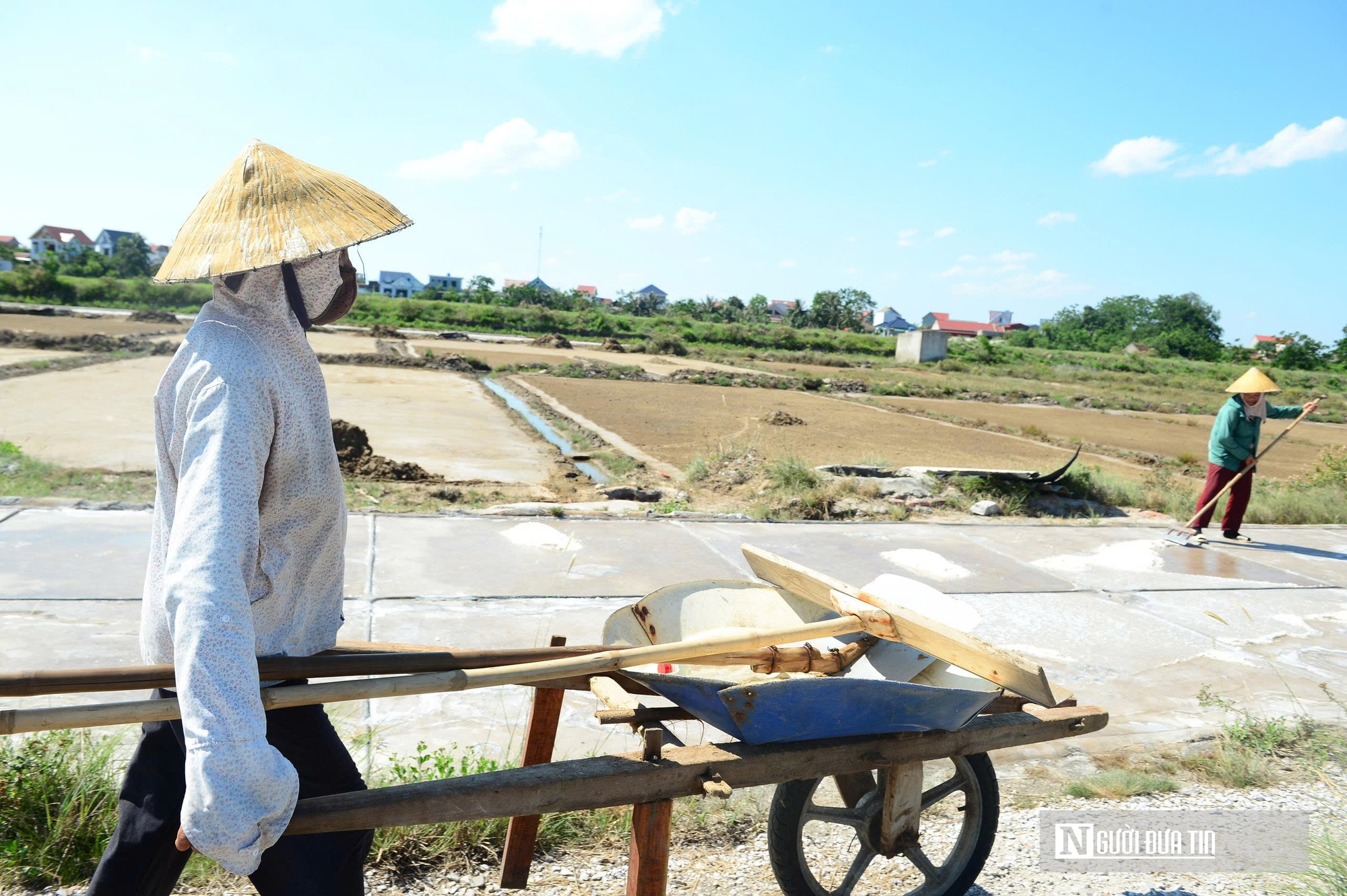 Diêm dân "rang mình" dưới nắng 40 độ, đổi lấy hơn 200 nghìn đồng mỗi ngày- Ảnh 4.