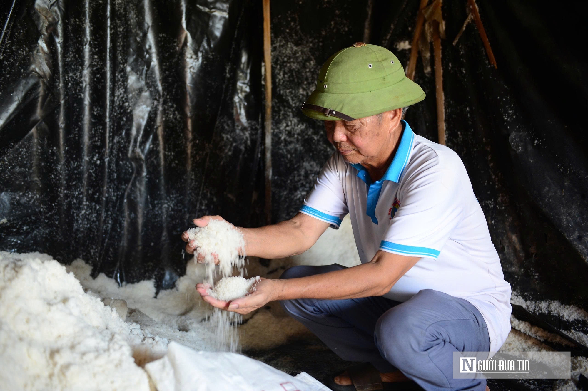 Diêm dân "rang mình" dưới nắng 40 độ, đổi lấy hơn 200 nghìn đồng mỗi ngày- Ảnh 7.