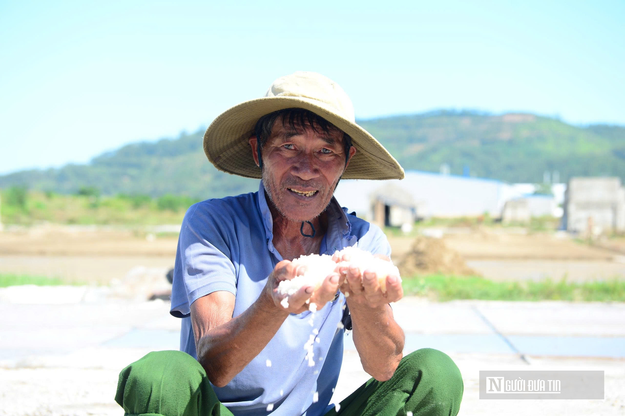 Diêm dân "rang mình" dưới nắng 40 độ, đổi lấy hơn 200 nghìn đồng mỗi ngày- Ảnh 10.