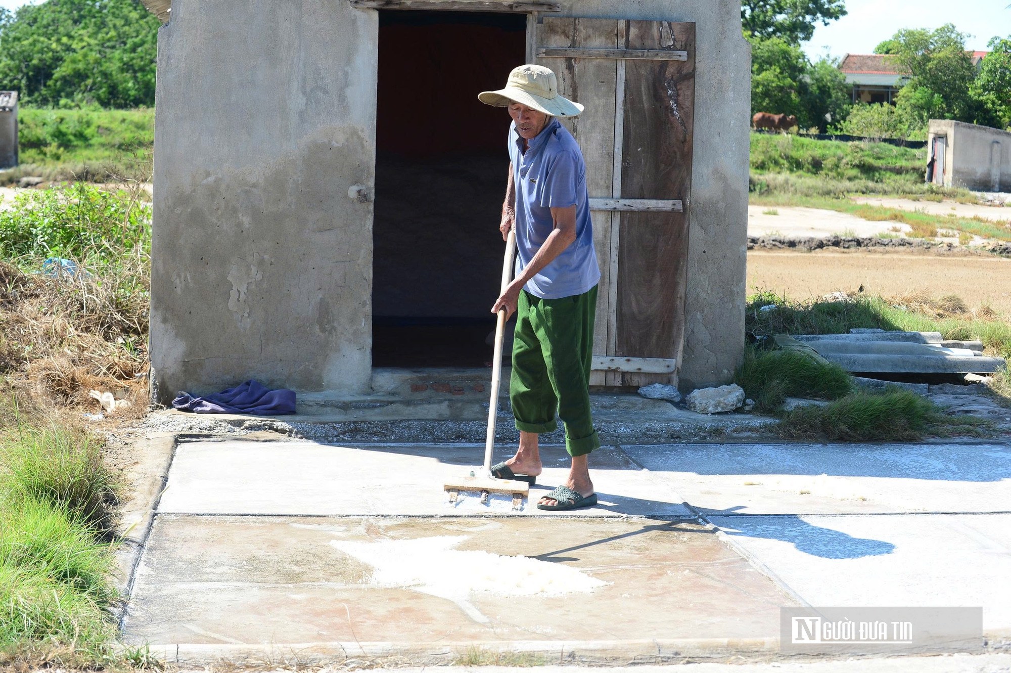 Diêm dân "rang mình" dưới nắng 40 độ, đổi lấy hơn 200 nghìn đồng mỗi ngày- Ảnh 13.