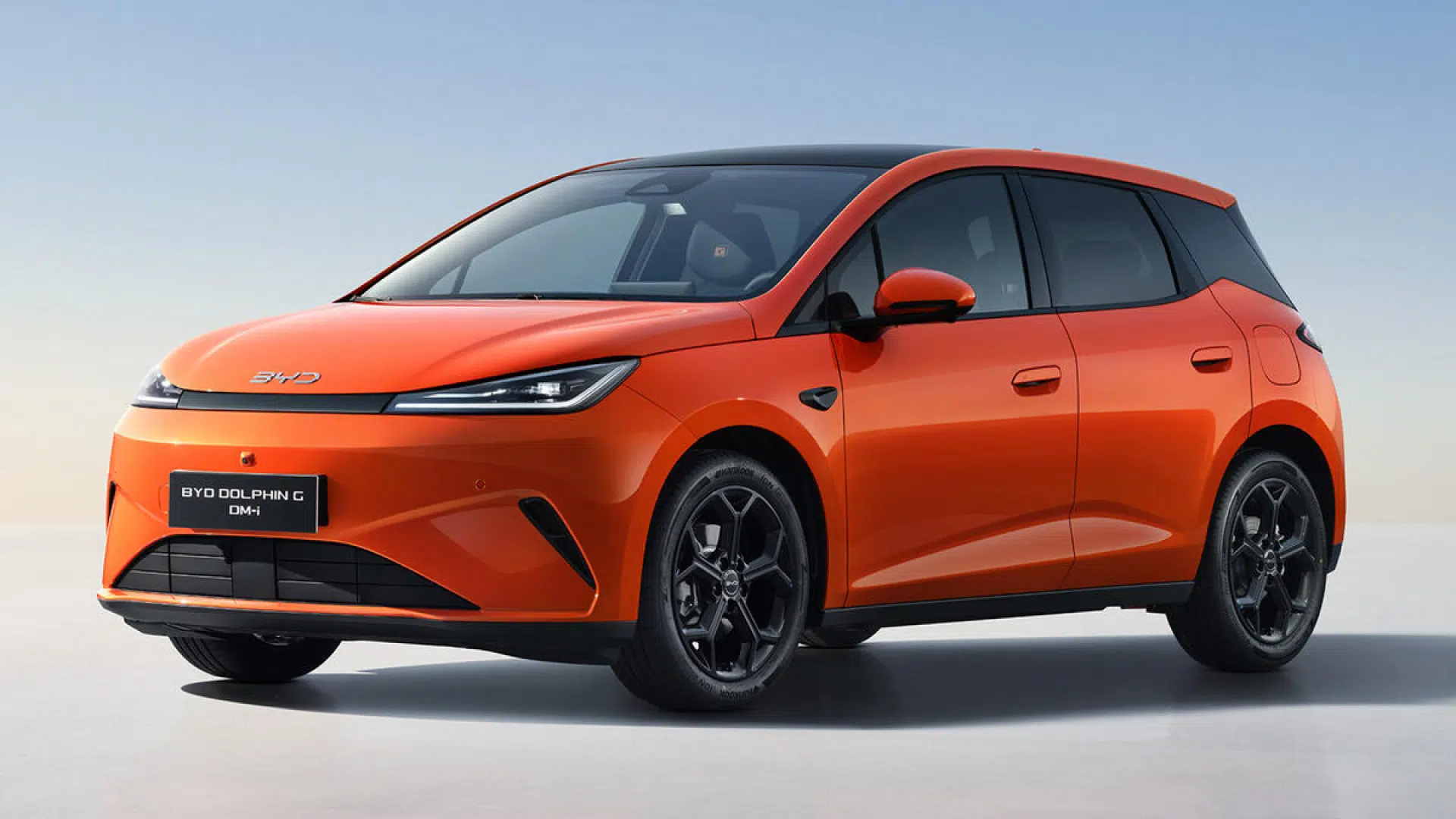 BYD Dolphin vừa ra mắt Việt Nam nay có thêm bản hybrid, sạc đầy đi được 1.000 km, khách Việt muốn mua phải chờ khá lâu- Ảnh 1.