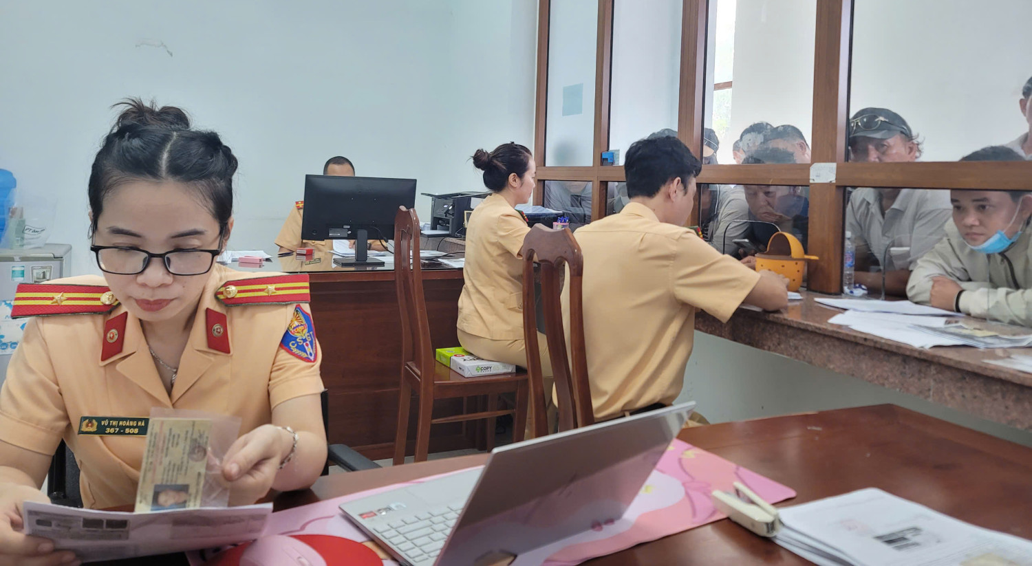 CSGT Gia Lai lật tẩy chiêu “thế thân” né trừ điểm giấy phép lái xe - Ảnh 3. CSGT Gia Lai lật tẩy chiêu “thế thân” né trừ điểm giấy phép lái xe - Ảnh 3.