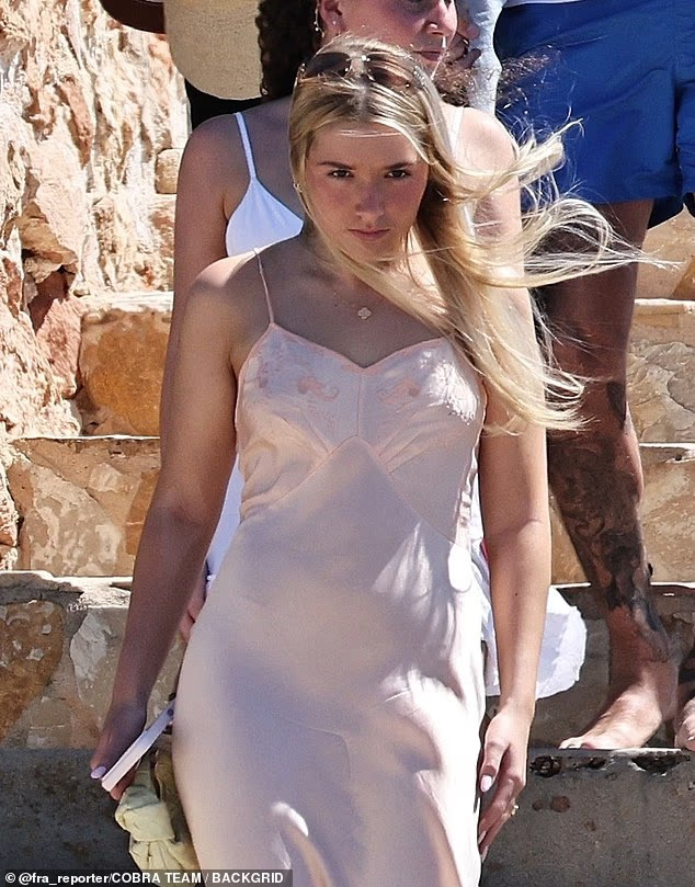 Tiểu thư Harper Beckham tuổi 14 đẹp chuẩn “rich girl”: diện váy satin hồng, xách túi hàng hiệu, thần thái át cả mẹ Victoria- Ảnh 1. Tiểu thư Harper Beckham tuổi 14 đẹp chuẩn “rich girl”: diện váy satin hồng, xách túi hàng hiệu, thần thái át cả mẹ Victoria- Ảnh 1.