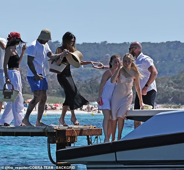 Tiểu thư Harper Beckham tuổi 14 đẹp chuẩn “rich girl”: diện váy satin hồng, xách túi hàng hiệu, thần thái át cả mẹ Victoria- Ảnh 3. Tiểu thư Harper Beckham tuổi 14 đẹp chuẩn “rich girl”: diện váy satin hồng, xách túi hàng hiệu, thần thái át cả mẹ Victoria- Ảnh 3.