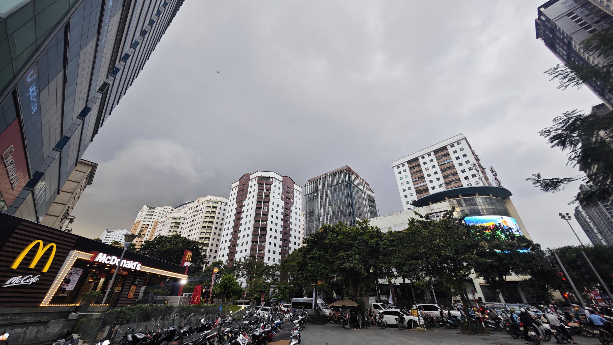 "Mưa vàng" giải nhiệt chưa dứt, người dân Hà Nội đã chật vật dắt xe, lội nước - Ảnh 5. Ảnh, clip: Hà Nội tối đen vì mưa lớn, sấm chớp sáng rực bầu trời khiến ai nấy giật mình - Ảnh 5.